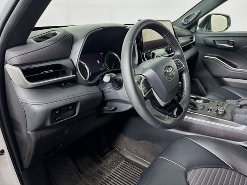 Used 2023 Toyota Highlander XSE AWD/4WD image 9