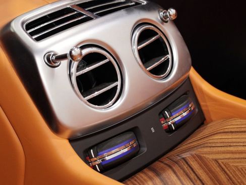 Used 2017 Rolls-Royce Dawn image 40