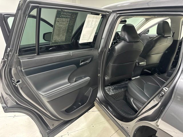 Used 2022 Toyota Highlander XLE AWD/4WD image 24