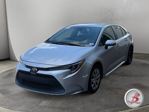 Used 2022 Toyota Corolla LE FWD image 2