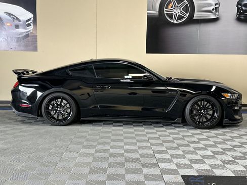Used 2019 Ford Mustang Shelby GT350 w/ Technology Package image 3