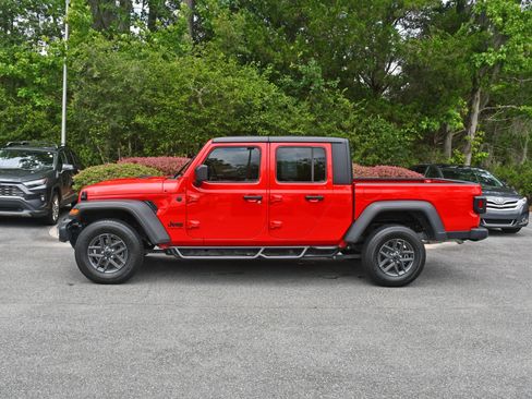 Used 2025 Jeep Gladiator Sport AWD/4WD image 2