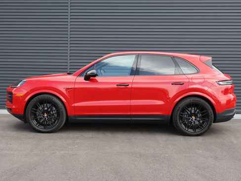 Certified 2025 Porsche Cayenne E-Hybrid AWD/4WD image 2
