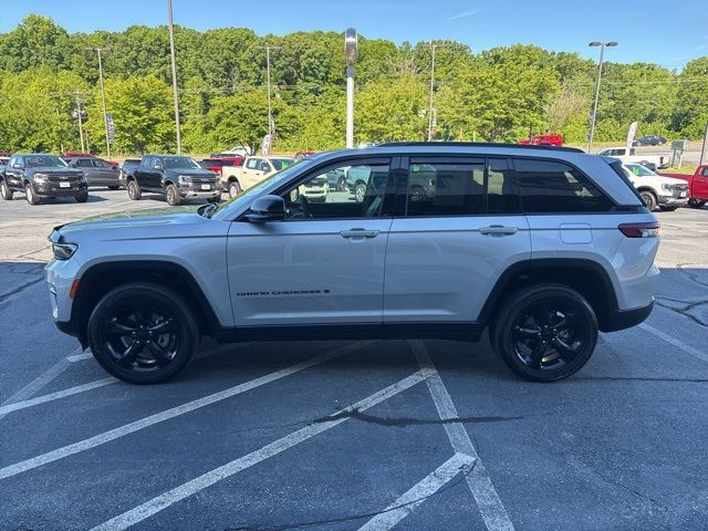 Used 2024 Jeep Grand Cherokee Altitude AWD/4WD image 1