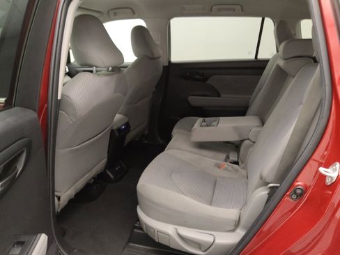 Used 2022 Toyota Highlander LE image 18