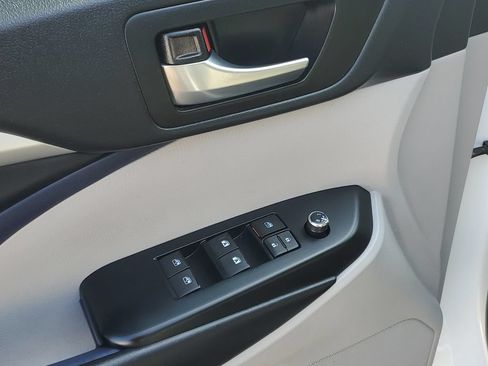 Used 2019 Toyota Highlander XLE AWD/4WD image 6
