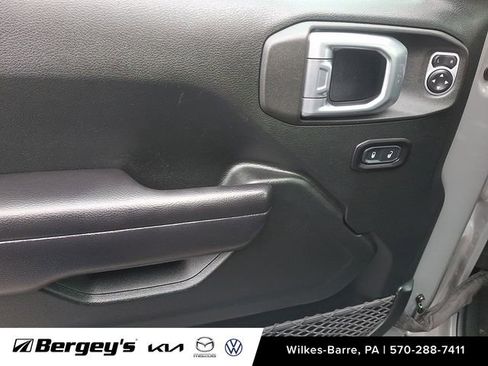 Used 2018 Jeep Wrangler Unlimited Rubicon w/ Dual Top Group image 14