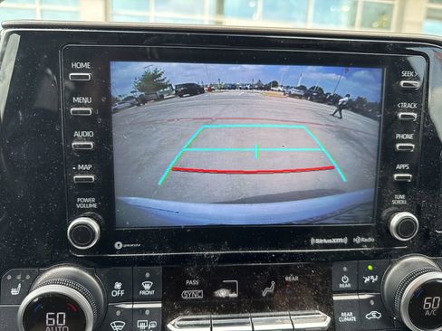 Used 2021 Toyota Highlander XLE FWD image 29