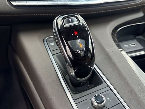 Certified 2022 Cadillac Escalade ESV Premium Luxury w/ Performance Package AWD/4WD image 16