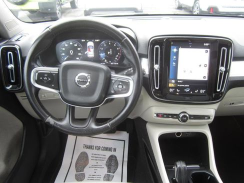 Used 2021 Volvo XC40 T5 Momentum image 10