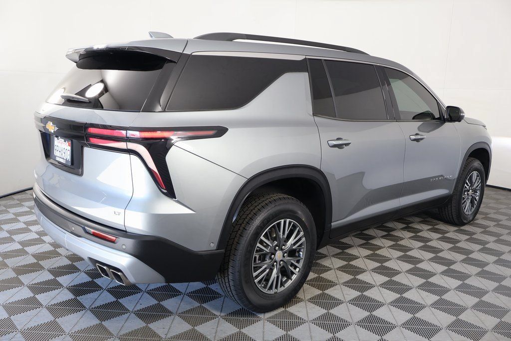 Used 2024 Chevrolet Traverse LT w/ Enhanced Driving Package FWD image 3