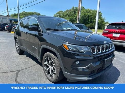 Used 2024 Jeep Compass Latitude AWD/4WD image 1