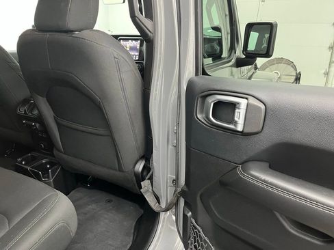 Used 2018 Jeep Wrangler Unlimited Sahara image 32