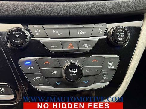 Used 2021 Chrysler Pacifica Touring-L image 27