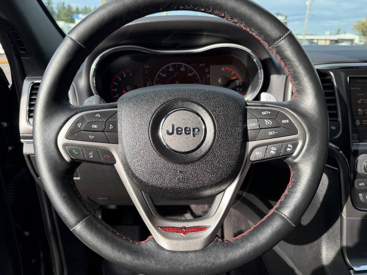 Used 2017 Jeep Grand Cherokee Trailhawk w/ Trailhawk Luxury Group AWD/4WD image 33