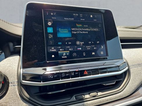 New 2025 Jeep Compass Latitude image 19