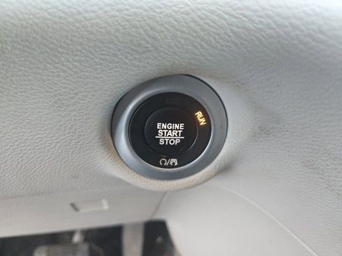 Used 2019 Chrysler Pacifica Touring-L FWD image 16