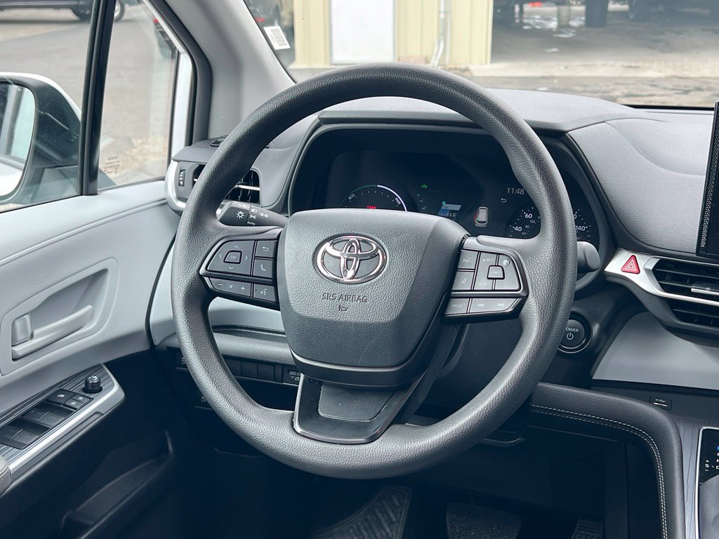 Used 2025 Toyota Sienna LE FWD image 17