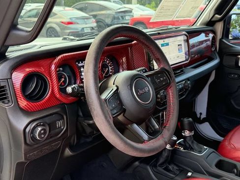 Used 2025 Jeep Gladiator Sport AWD/4WD image 12