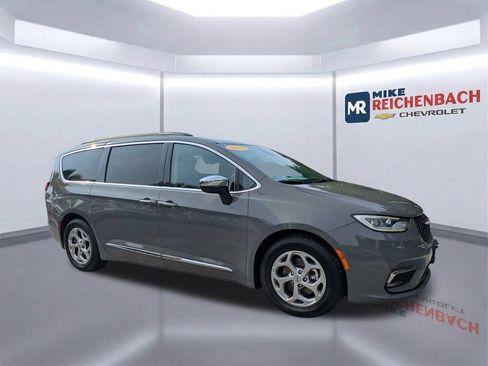 Used 2023 Chrysler Pacifica Limited FWD image 2