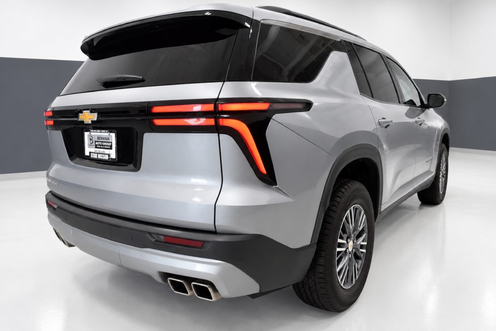 Used 2025 Chevrolet Traverse LT FWD image 8