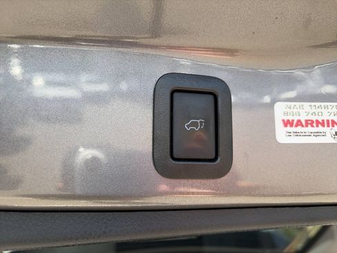 Used 2019 Toyota Highlander XLE AWD/4WD image 12