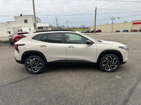 New 2026 Chevrolet Trax RS w/ Sunroof Package FWD image 6