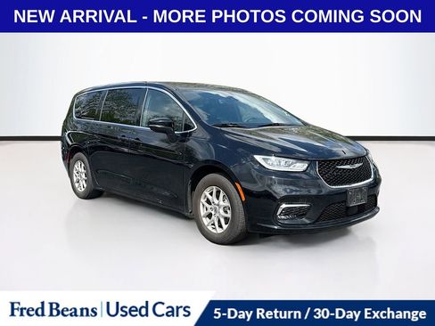 Used 2025 Chrysler Pacifica Select FWD image 1