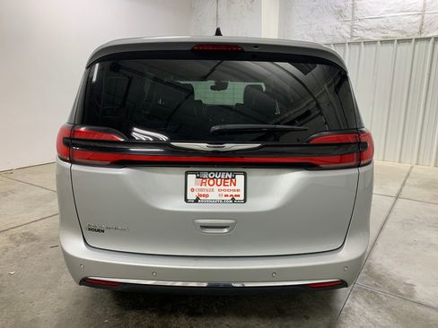 Used 2024 Chrysler Pacifica Touring-L FWD image 24
