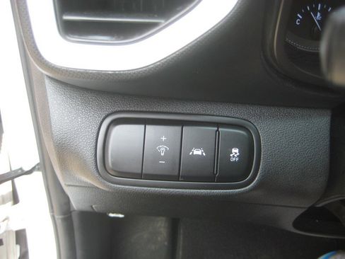 Used 2022 Hyundai Venue Limited image 15