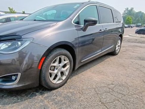Used 2017 Chrysler Pacifica Touring-L Plus w/ Tire & Wheel Group FWD image 1