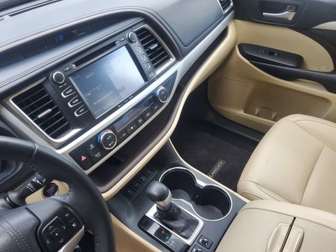 Used 2016 Toyota Highlander XLE AWD/4WD image 22