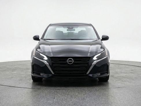 Used 2025 Nissan Altima 2.5 SV image 2