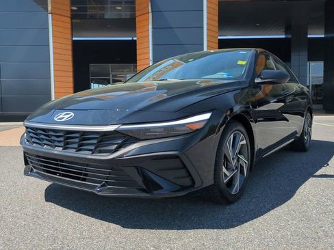 Used 2025 Hyundai Elantra Sport image 8