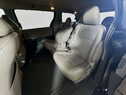 Used 2015 Toyota Sienna LE image 22