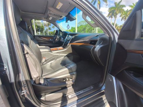 Used 2019 Cadillac Escalade ESV Luxury AWD/4WD image 39