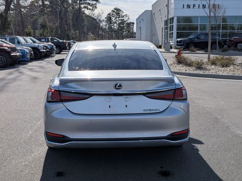 Used 2019 Lexus ES 300h w/ Premium Package image 4