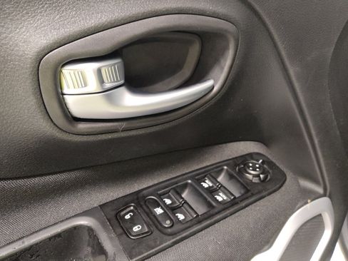 Used 2021 Jeep Renegade Latitude AWD/4WD image 27