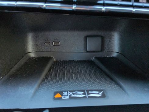 Used 2025 Chevrolet Traverse LT image 23