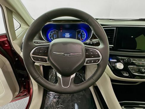 Used 2022 Chrysler Pacifica Limited FWD image 16