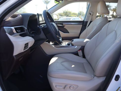 Used 2021 Toyota Highlander Limited image 18