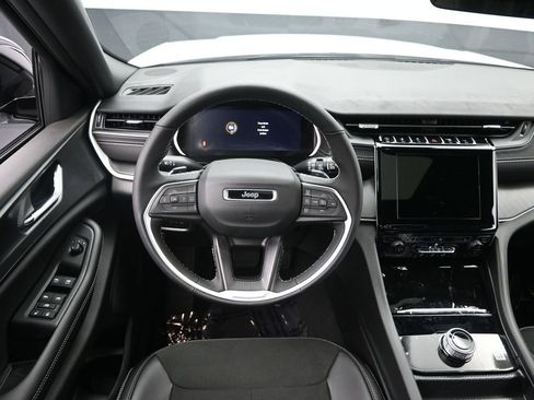 New 2025 Jeep Grand Cherokee L Altitude image 18