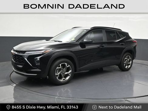 Used 2025 Chevrolet Trax LT FWD image 1