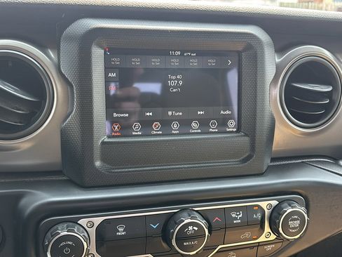 Used 2023 Jeep Gladiator Sport w/ Off Road Group image 17