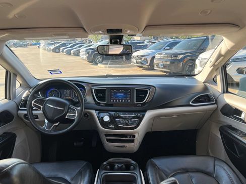 Used 2020 Chrysler Pacifica Touring-L FWD image 22