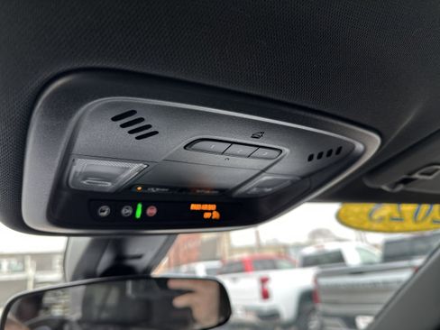 Used 2023 Chevrolet Traverse LT image 17