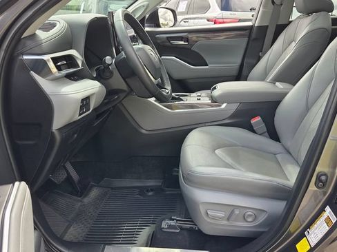 Used 2023 Toyota Highlander Platinum FWD image 5