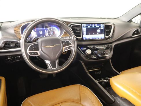 Used 2021 Chrysler Pacifica Pinnacle image 2