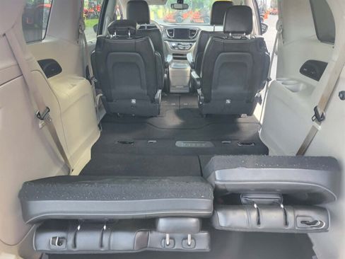 Used 2019 Chrysler Pacifica Limited FWD image 13