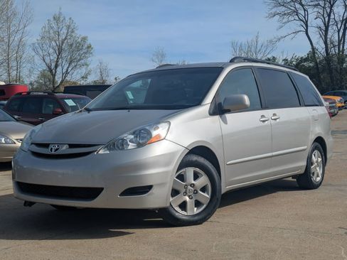 Used 2008 Toyota Sienna XLE image 1